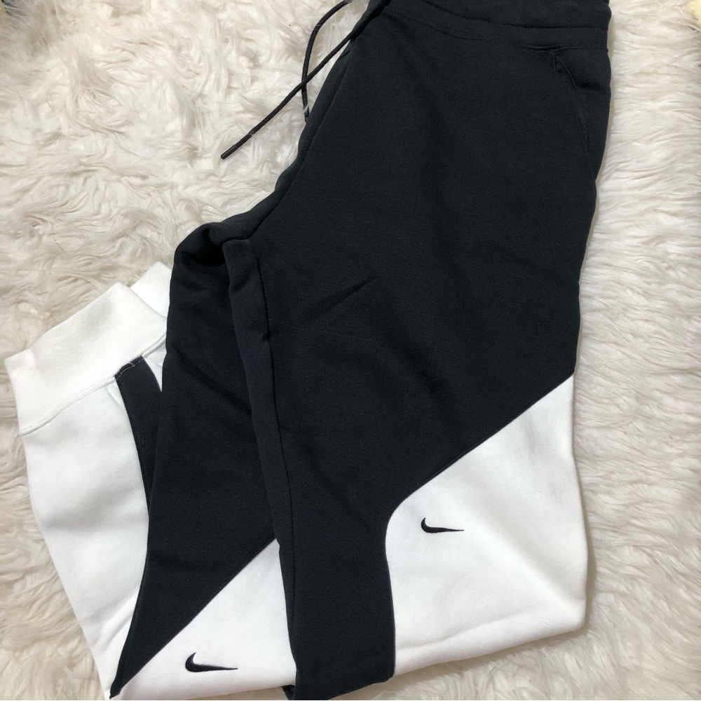 Nike sweatpants Large L Black White Joggers Sweats Workout Athleisure Skateboard